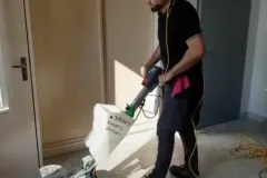 Homme faisant le ménage