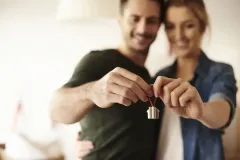 Couple tenant les clés de leur maison