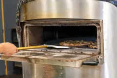 Pizzaiolo faisant cuire des pizzas