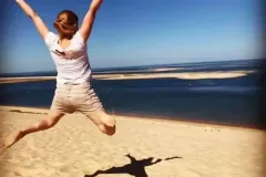 Femme heureuse sur la plage