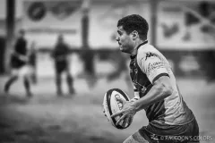 Photo noir et blanc d'un joueur de rugby