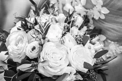 Photo noir et blanc d'un bouquet de mariage