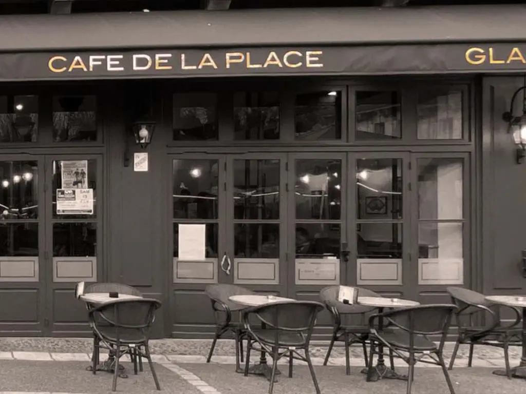 À Une Table Dans Un Café Devant Une Fille Il Y A Une Assiette De