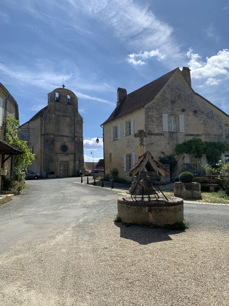 Fanlac, un petit village du Périgord noir, rempli d'histoires , connu du grand public pour le film sur Jacquou le Croquant