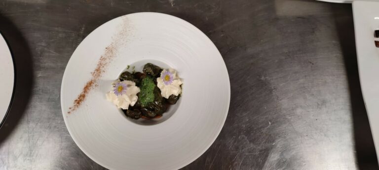 Escargots du Perigord puree dorties chantilly a lail 768x346