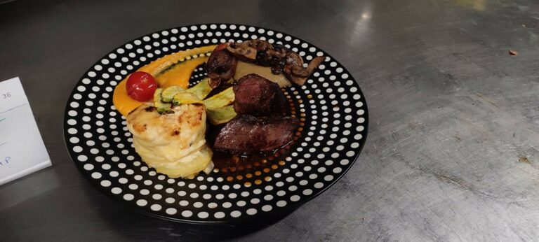 Magret roti gratin cremeux de pommes de terre puree de patates douces 768x346