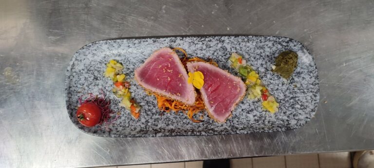 Mi cuit de thon rouge aux sesames sauce vierge et carotte au citron gingembre 768x346