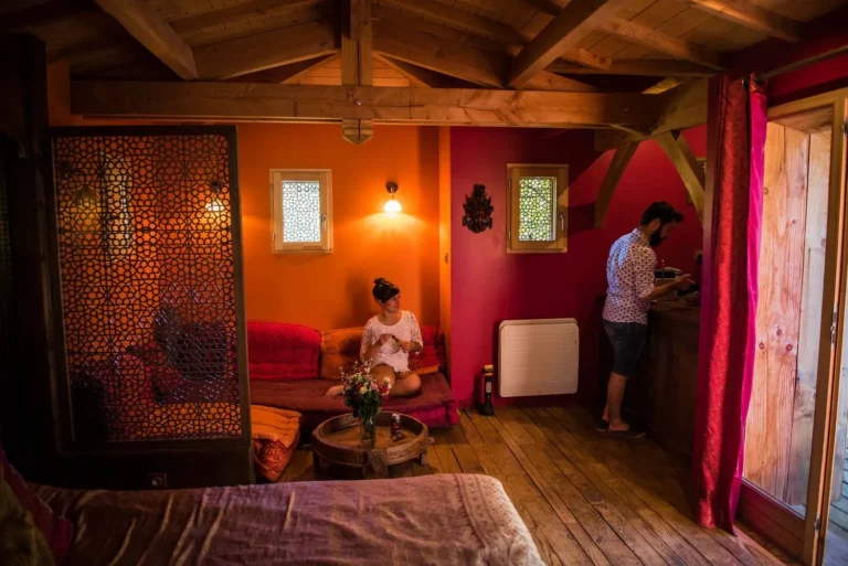 moulin de la jarousse nuit insolite dordogne cabanne bollywood 2 768x513