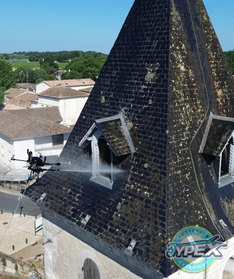 Nettoyage de toiture par drone atlas de leglise a Villegouge par Jypex Nettoyage 768x915