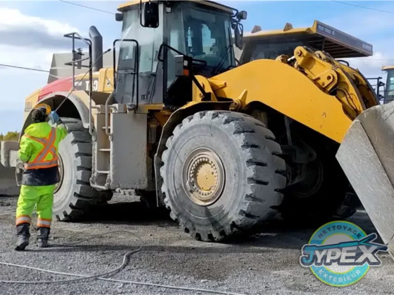 Nettoyage engin de chantier a la vapeur a Pineuilh Gironde par Jypex Nettoyage 1068x800 1 768x575